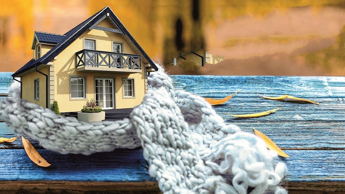 тепло в доме. тепло в каждом доме. тепло дома. тёплый дом. дом укутанный шарфом.
