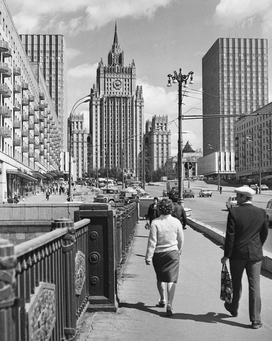 Москва 1979. Смоленская улица. Гостиница Белград в Москве в 70-е годы. Арбат на фотографиях Наума Грановского. Гостиница Белград Санкт Петербург 1920 год.