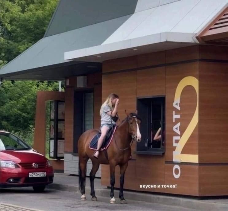 Вкусно и точка вывеска. Макдональдс открылся. Девушка с лошадью. Сеть ресторанов вкусно и точка. Вкусно поесть в москве.