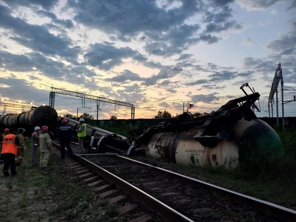 11 вагонов сошли с рельсов. Сход вагонов ДВЖД. ЖД станция протока. Сход на РЖД на станции протока цистерн в Славянске на Кубани в 2022г. Крушение поезда в Тульской области.