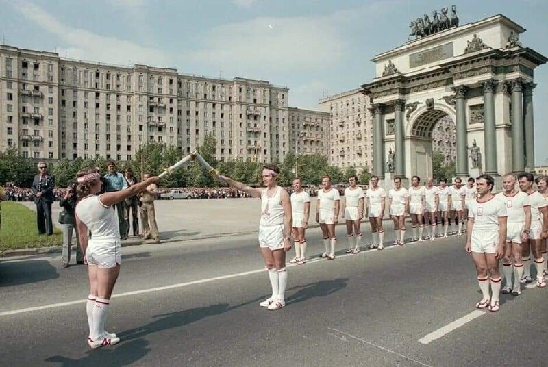 Олимпийский стадион 1980. Олимпийский огонь в москве 1980. Олимпийские игры 1980 года в москве. Олимпийский огонь в ссср. Агидель (1980 год).