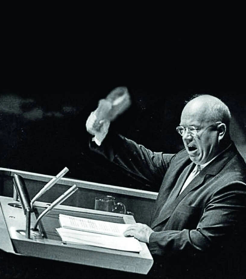 Выступление хрущева в оон. Хрущев на трибуне ООН. Хрущев с тапком. Выступление Хрущева. Хрущев на ассамблее ООН В 1960.