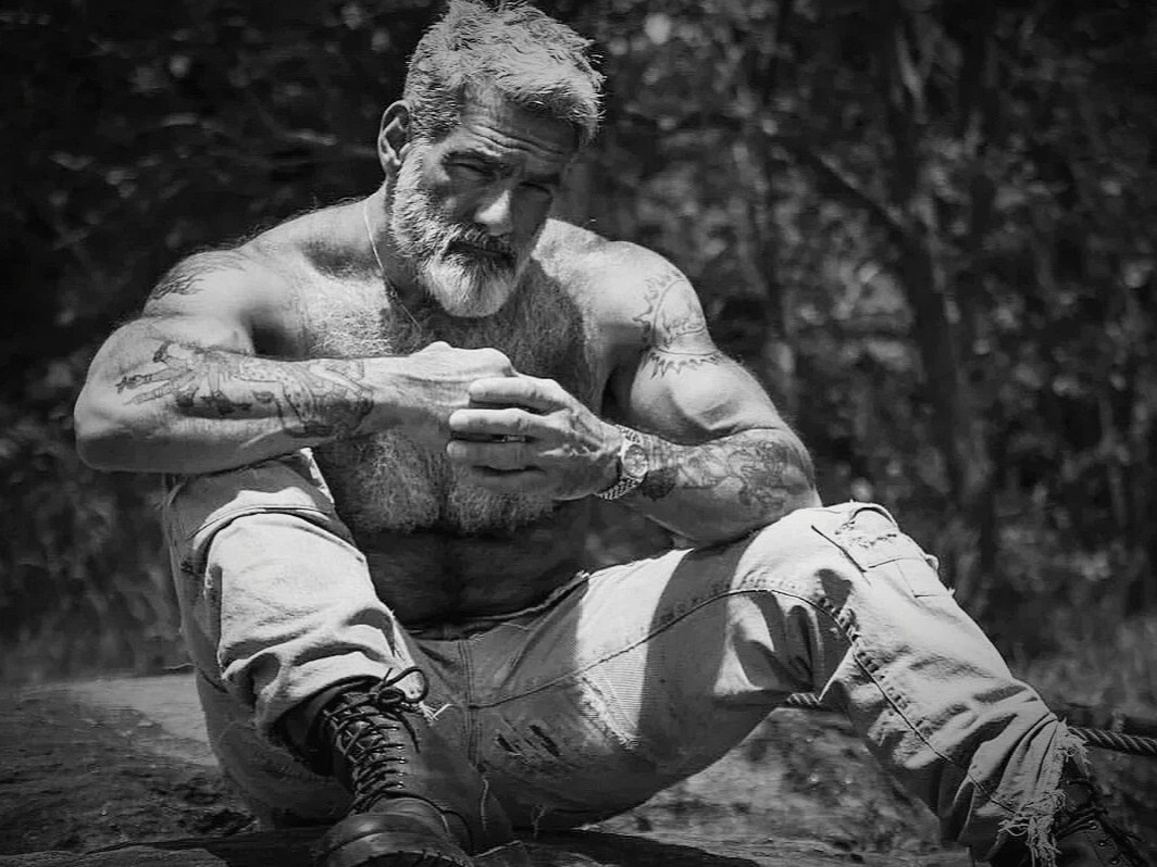 Стильные пожилые мужчины. Лысый байкер. Энтони варреччиа возраст. Смешные мужчины. Стильный дедушка.