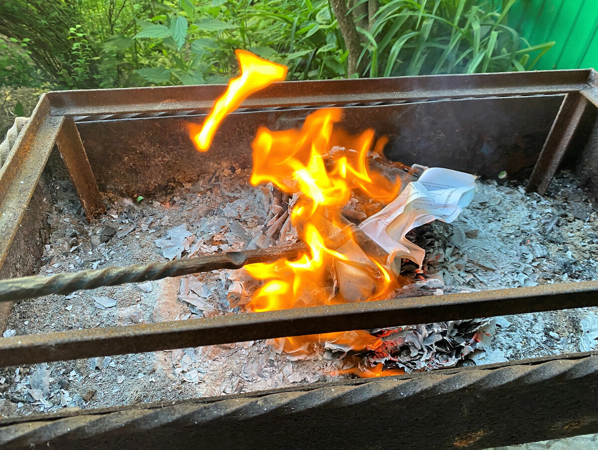 Прости, поэт! Знаю,что кощунство это: Сегодня утром,растапливая печь, Сожгла сти