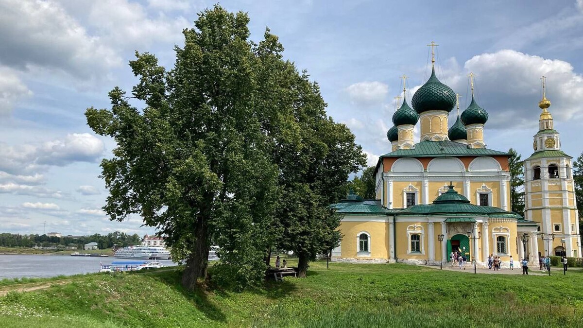 Углич желтая Церковь с зелеными куполами