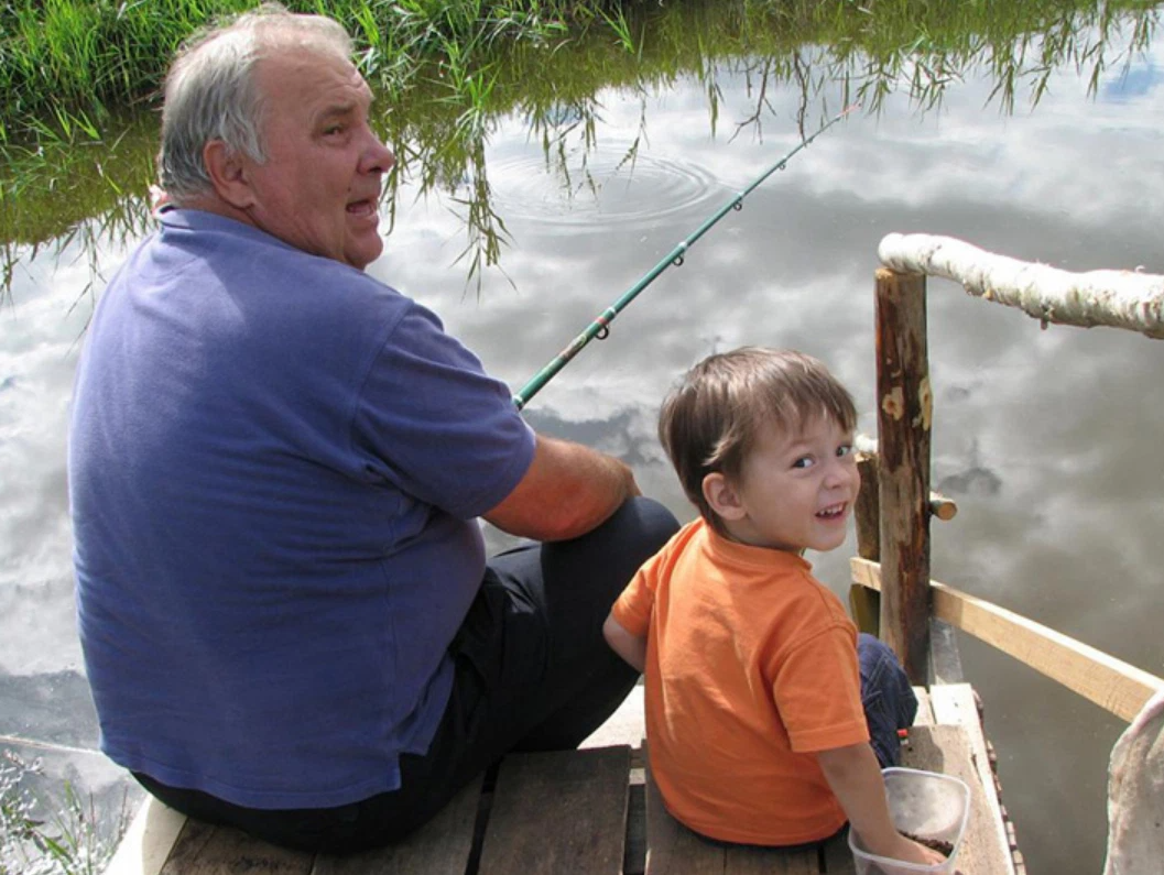 Дедушка рыбачит с внуком. Дед и внук рыбачат. Дед с внуком на рыбалке. Деревенский дедушка.
