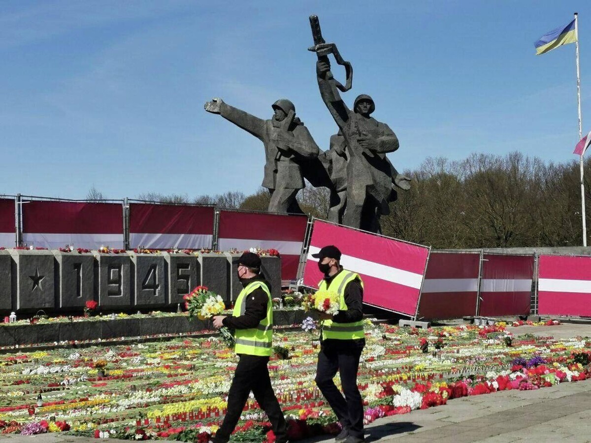 Снесли памятник советскому солдату. Памятник освободителям Риги. Рига памятник воинам освободителям. В Риге снесли памятник освободителям. В Латвии сносят памятник освободителям.