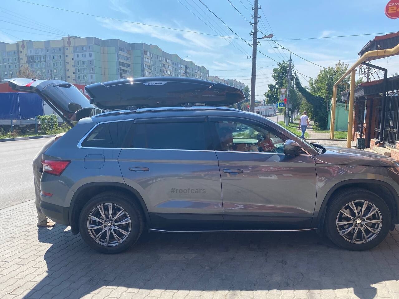 Установка багажника и автобокса 500л на Skoda Kodiaq в Туле – вид сбоку
