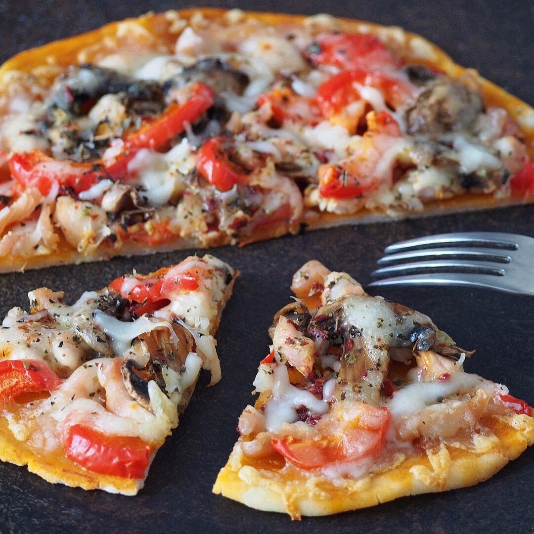 Домашняя пицца в духовке рецепт начинки. Пицца домашняя. Тонкая пицца. Пицца бездрожжевая. Вкусная пицца на тонком тесте.