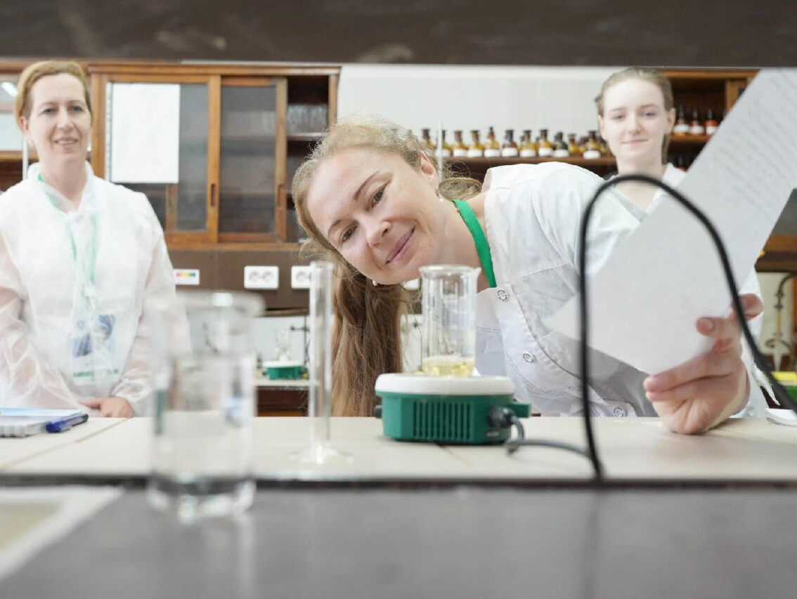 Chemistry universities. Преподаватель химии в университете. Учитель химии фото. Ученые методисты. Университеты Москвы химия.