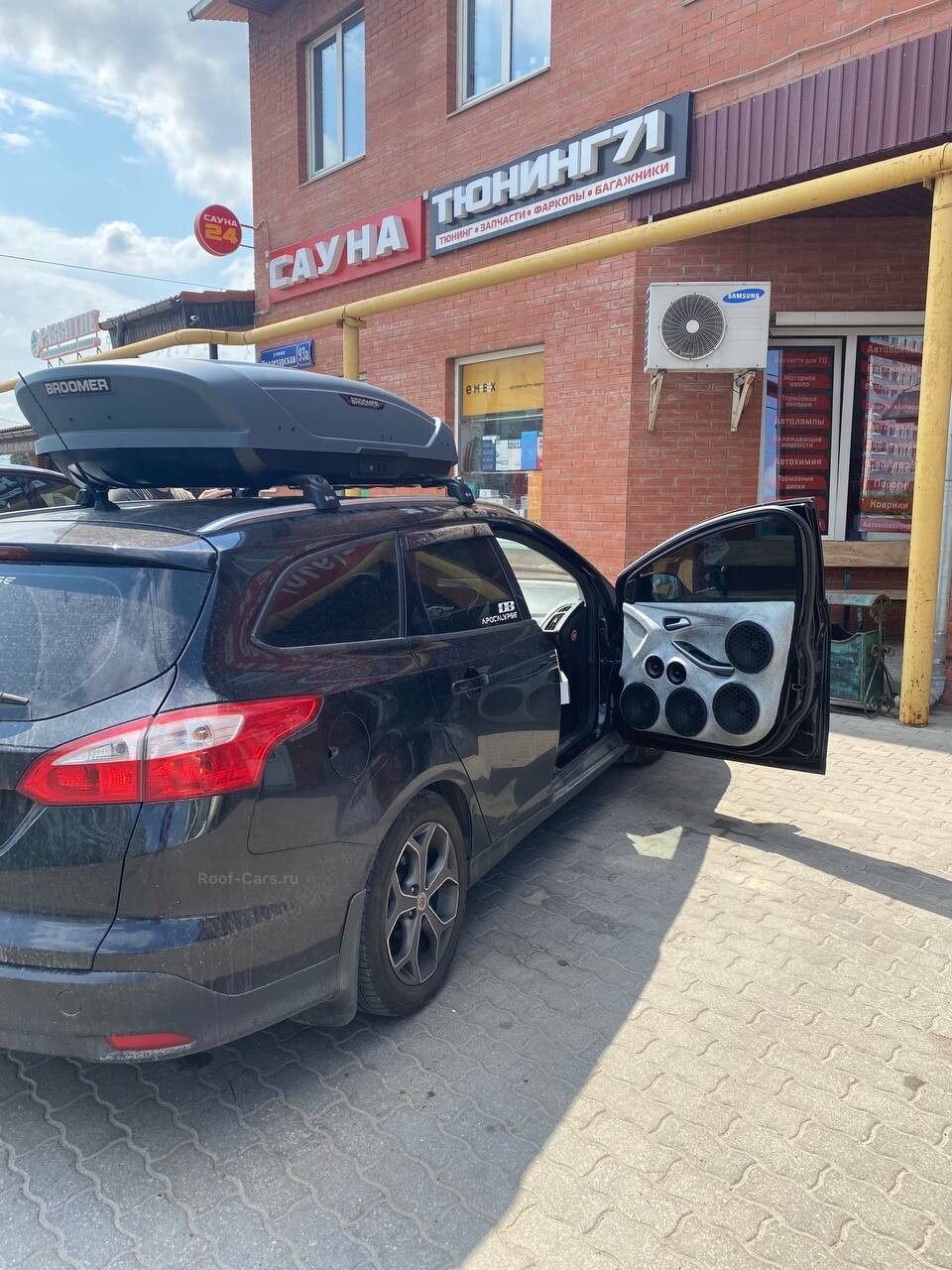 Установка багажника и автобокса на Ford Focus III в Туле – вид сбоку