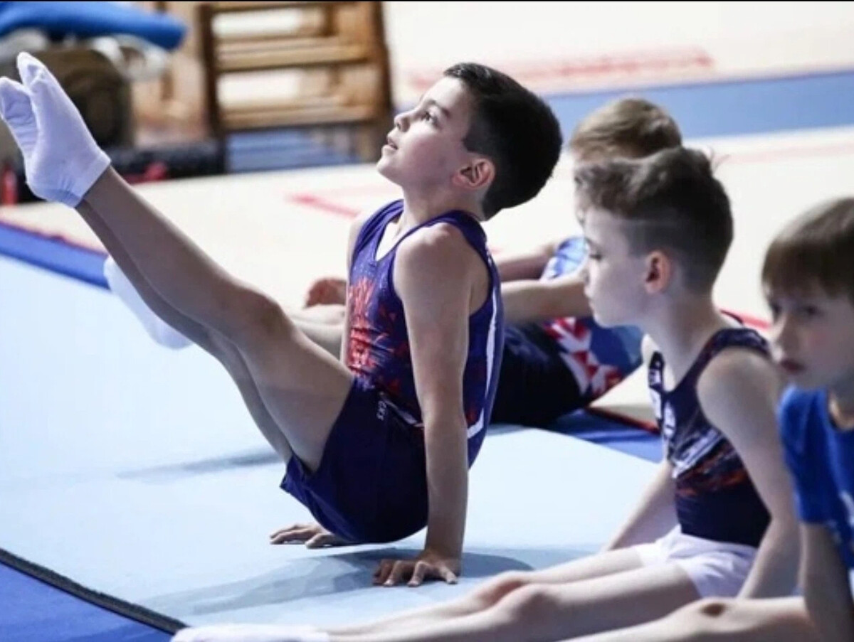 Соревнования 7 апреля москва. Юные гимнасты мальчики Саратов. Девочки в школе 1503.
