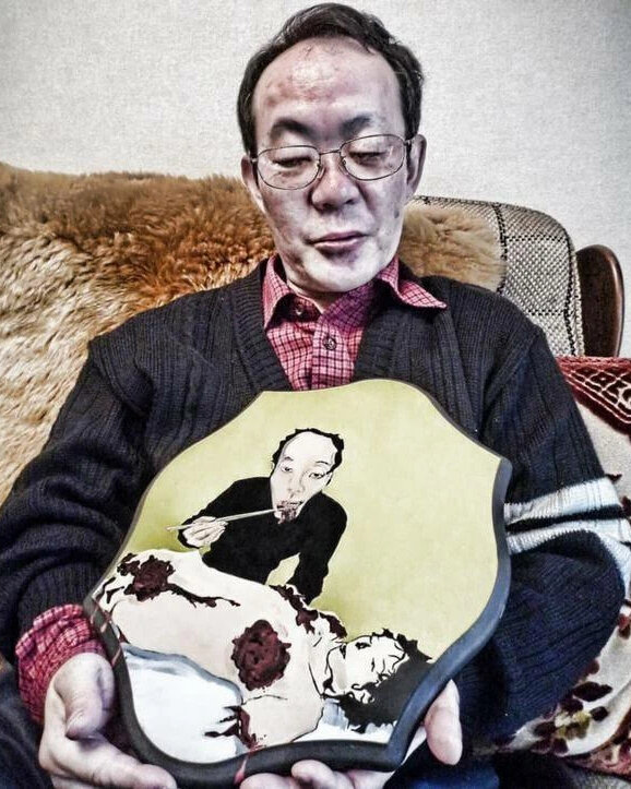 Иссей Сагава с картиной, которую подарила ему поклонница. 