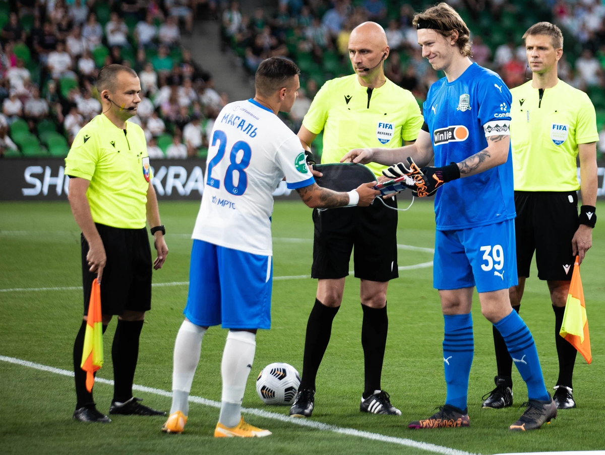 Новости football. Факел Краснодар. ФК факел форма. Факел стадион РПЛ. Футбольный матч.