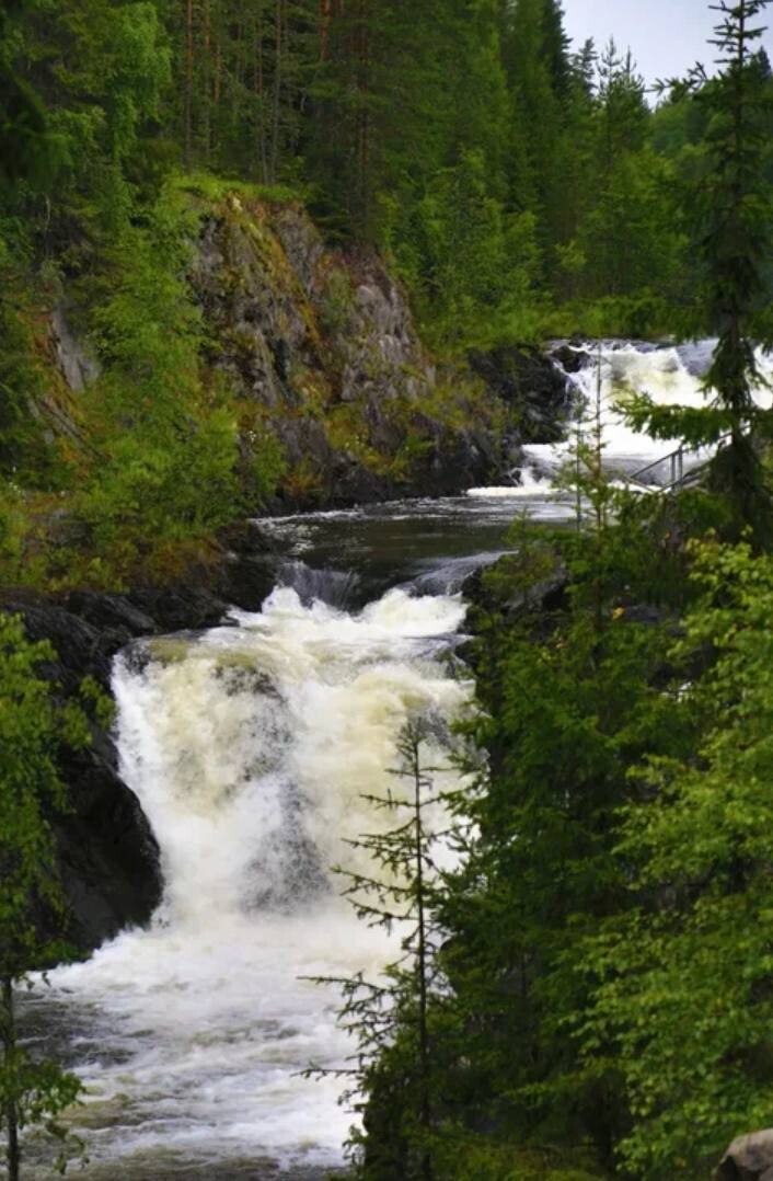 Равнинный водопад в Карелии