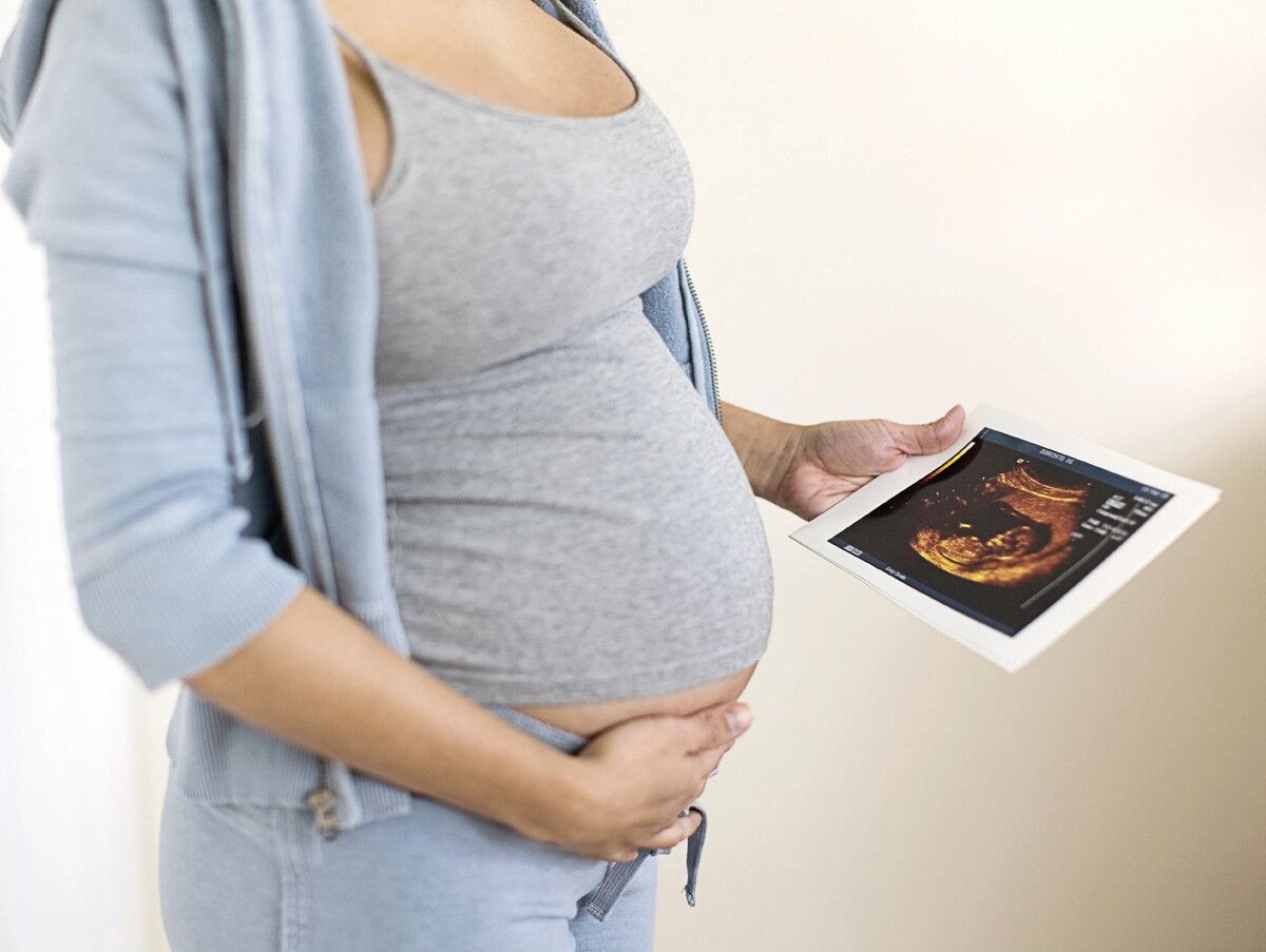 Беременная женщина со снимком