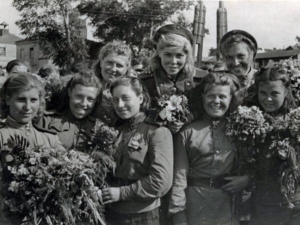 9 мая фронт. Женщины на войне 1941-1945. Девочки на фронте. Женщины Победы 1945. Женщины военные ВОВ.