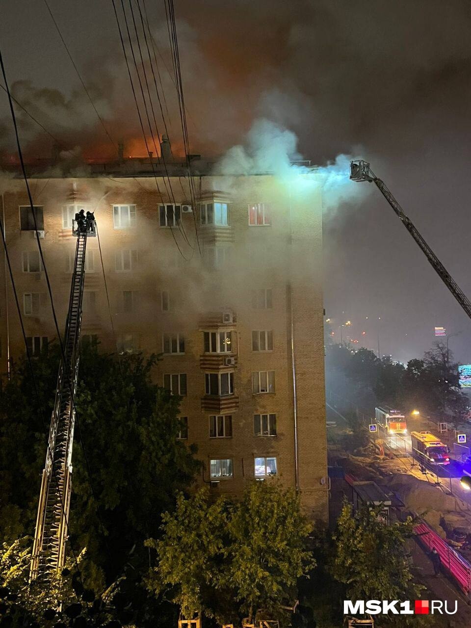 Пожар дома москва сегодня. Пожар Ленинский проспект 40. Пожар на Ленинском проспекте 99. Дом сгорел на Ленинском проспекте. Пожар фото.