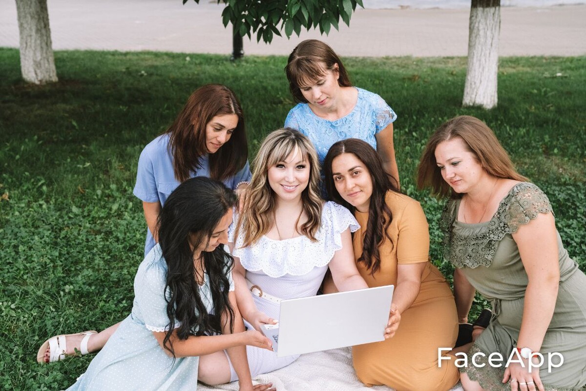 хорошее отношение к людям. человек одинаковых с кем либо. люди помогают друг другу. разговор людей. мужчина и женщина болтают.