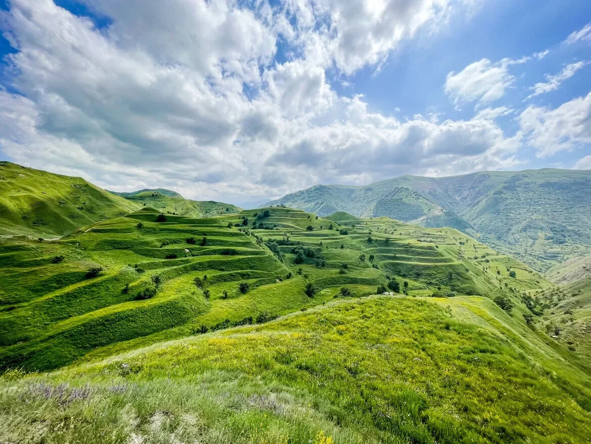 Mountain country. Чохские террасы Дагестан. Горные террасы Дагестана. Рельеф высокогорного Дагестана. Страна гор.