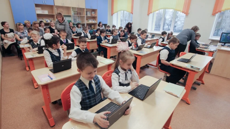 Учитель в началке. Школа 1195 москва. Класс началка. Школа началка. Урок в младших классах.