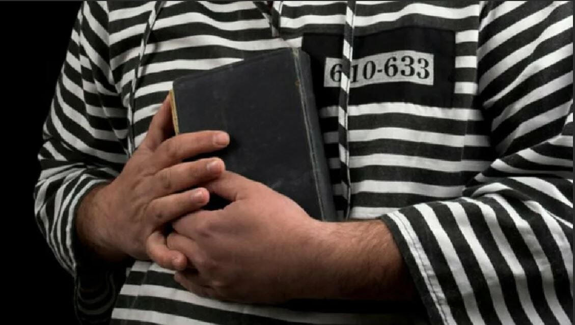 Книги бывших заключенных. Чтение в тюрьме. Бразильские тюрьмы чтение. Библия тюрьма. Чтение книг в тюрьме.