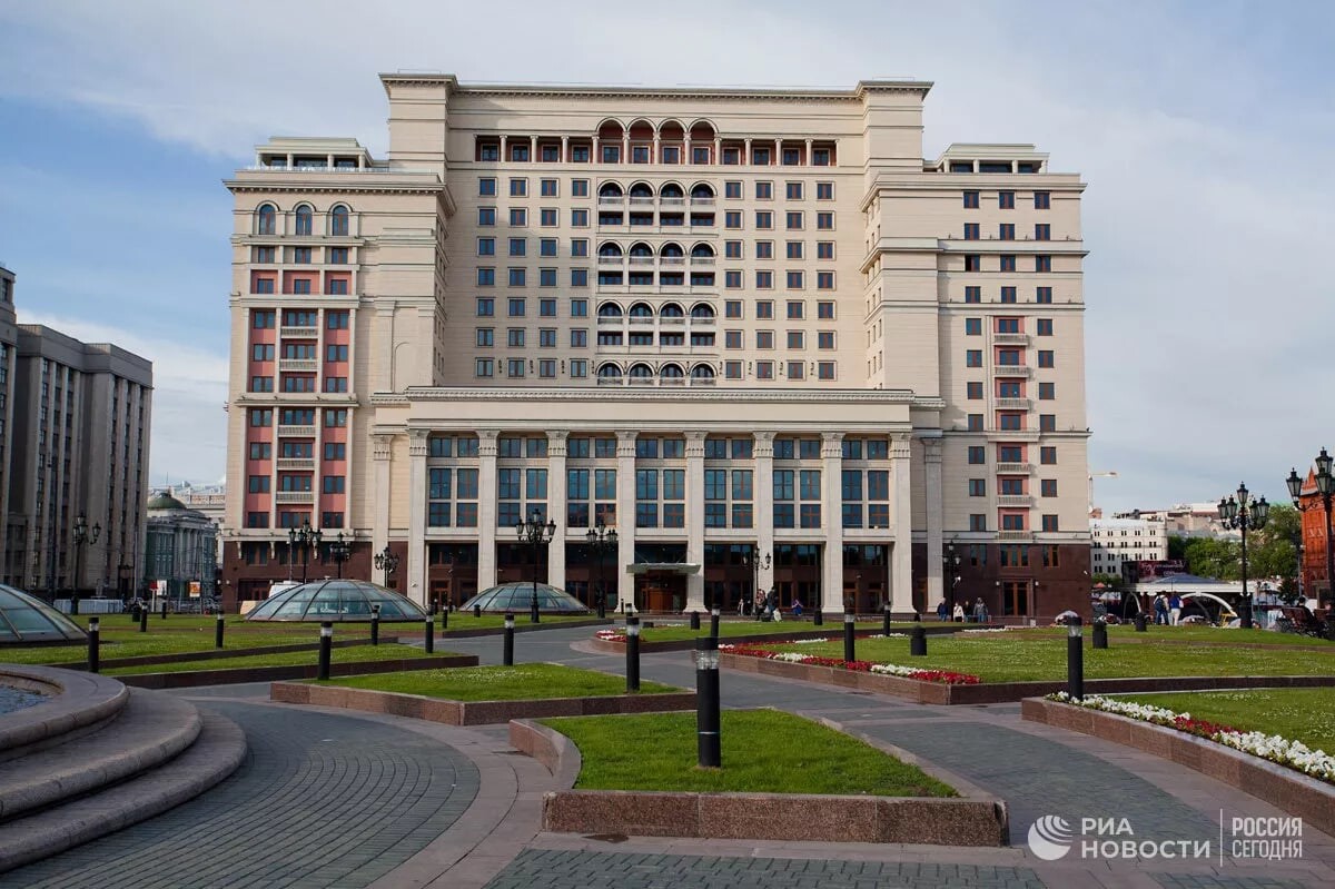 Отель на красной площади в москве four seasons. Four seasons hotel у красной площади. Отель на красной площади four seasons. Гостиница москва на манежной площади. Гостиница около красной площади.