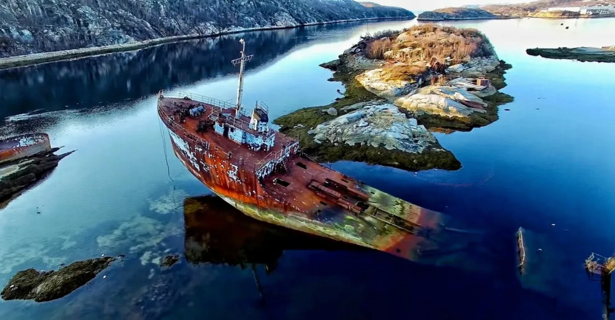 Губа пала. Бухта погибших кораблей (Ротгар). Фотограф исследует корабль. Пала губа фото.