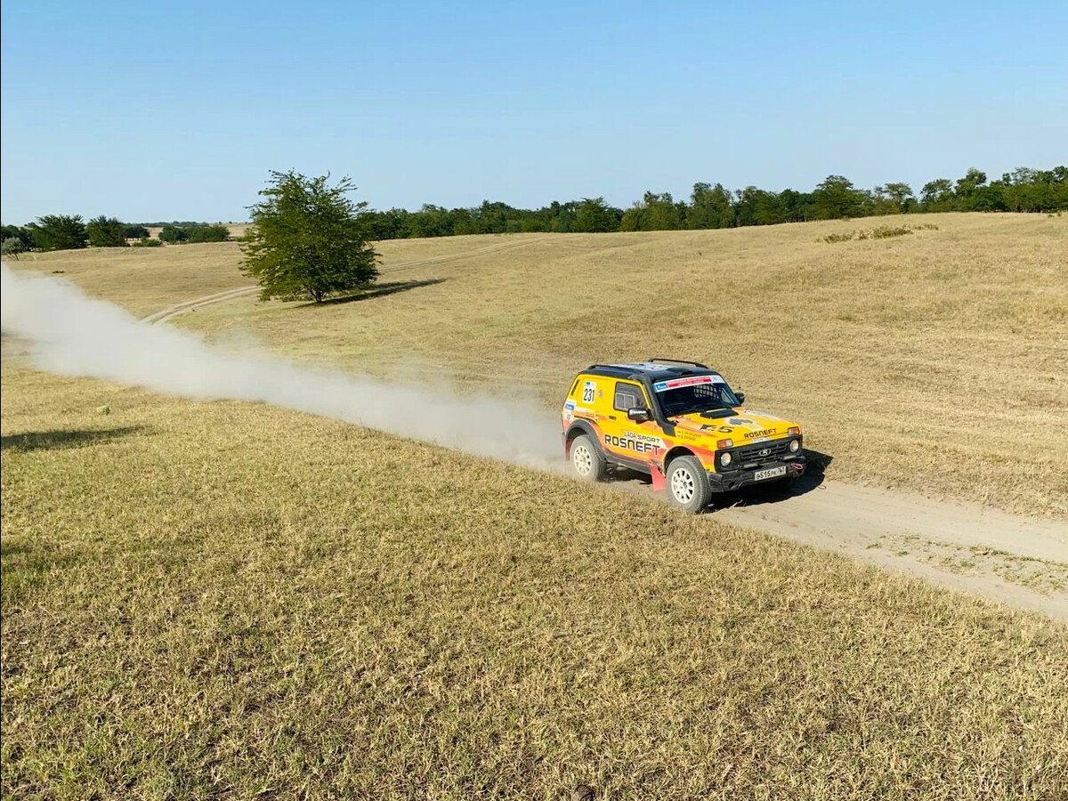 Niva sport t2. Нива ралли шелковый путь 2023. Lada Niva Rosneft. Машинки ралли. Нива на гоночном треке.