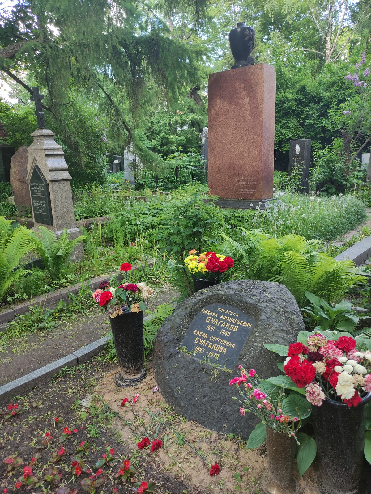 Новодевичье кладбище в Москве могилы