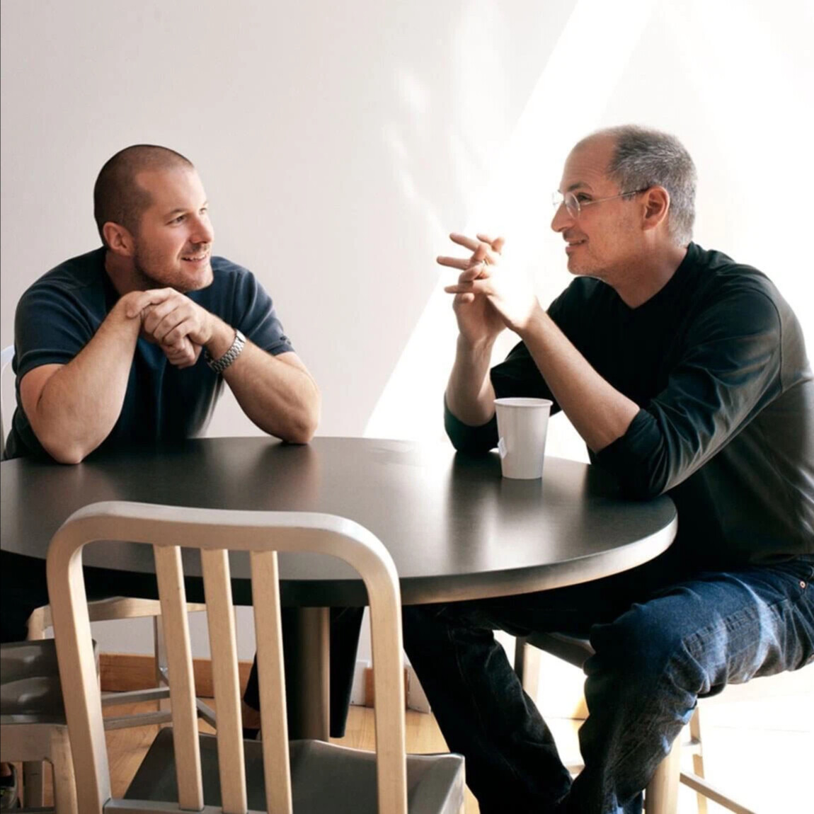 Айв альбомы. Джонатан Айв и Стив Джобс. Джонни Айв 2022. Jonathan ive Steve jobs. Steve jobs Jony ive.