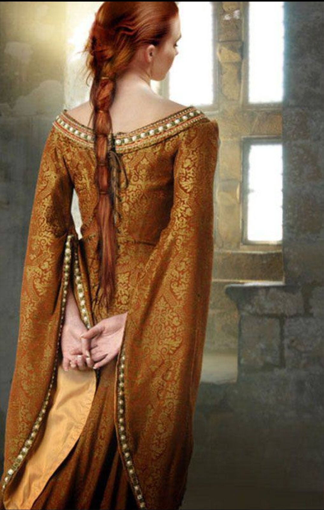Рыжая девушка в средневековом платье