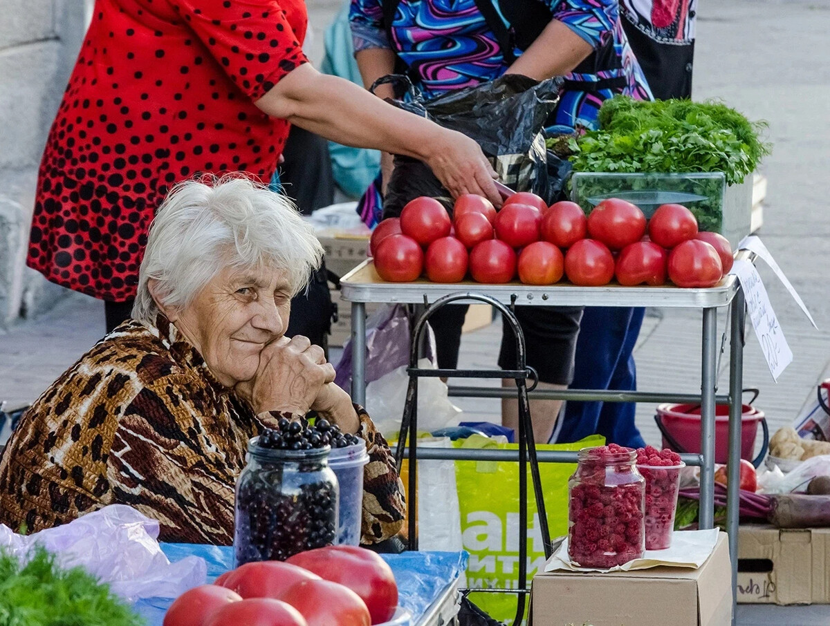 Продает овощи