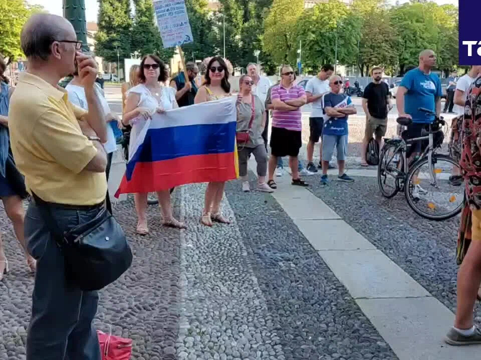 Перешел на сторону украинцев. Митинг. Украина люди. Россия против Украины. Италия люди.