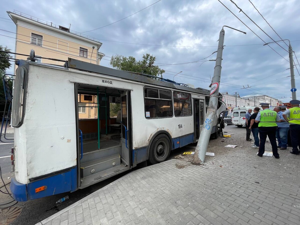 Троллейбус попал в дтп