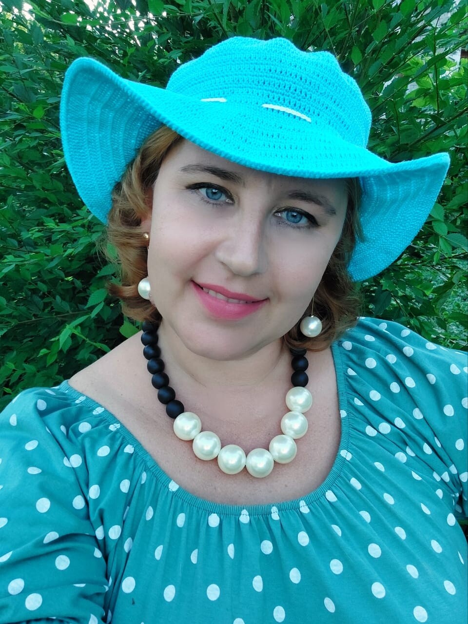 Моя любимая младшая сестра. Решила примерить мою шляпку. Правда ...