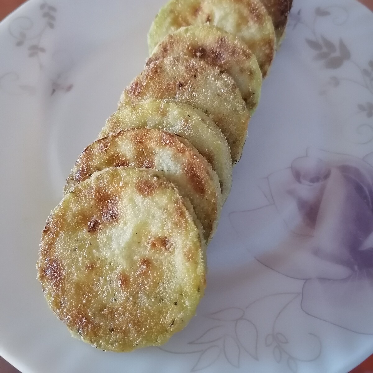 Кабачковые блинчики. Кабачковые оладьи с кукурузой. Кукурузные оладьи. Жареные кабачки в муке. Кабачковые оладьи с кукурузой.