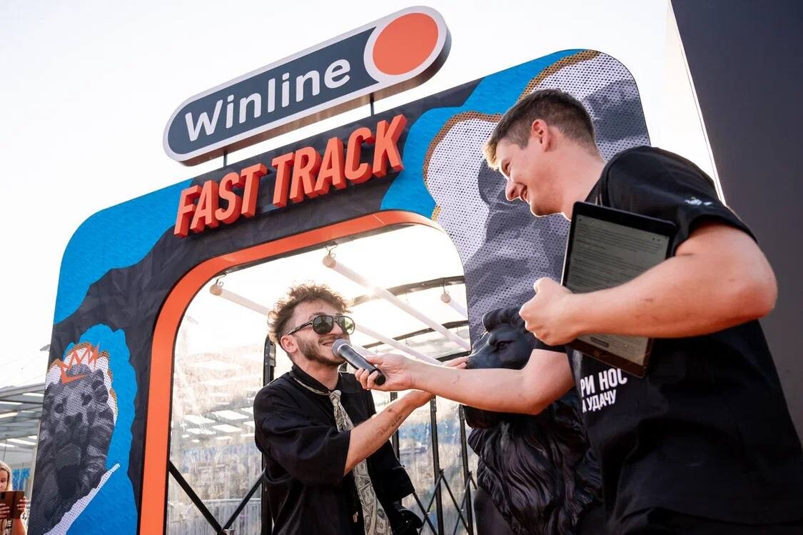 Фаст трек что это. Аршавин открыл Winline fast track. Fast track фото. Газпром Арена баннеры фанаты. Афинская Андрей Арена.