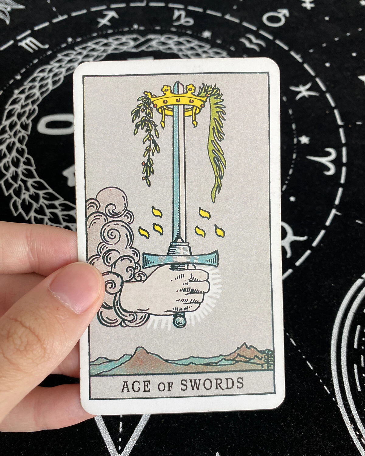 туз мечей кроули. туз мечей пентакли. 11 мечей таро. туз мечей таро тота кроули.