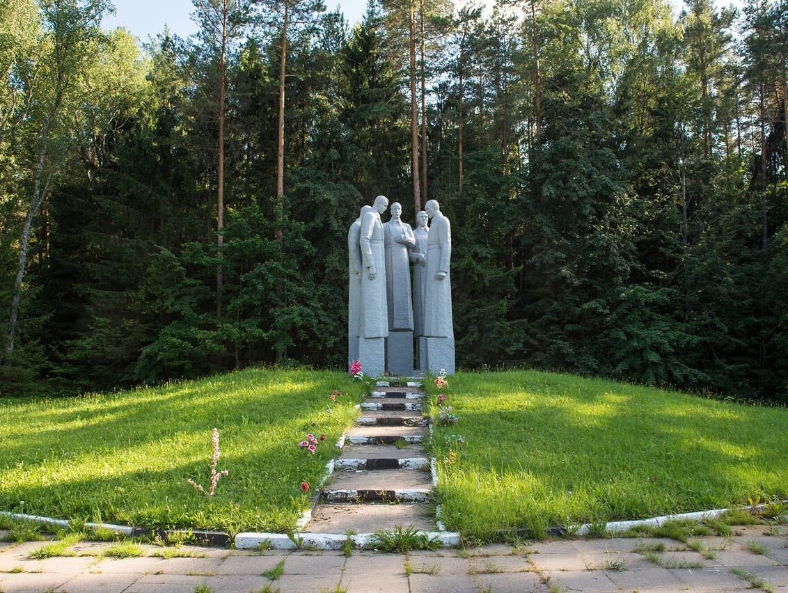 9 км а 135. Памятник воинам дорожникам. Памятник, посвященный подвигу воинов-дорожников.. 135 Км м 1 памятник.