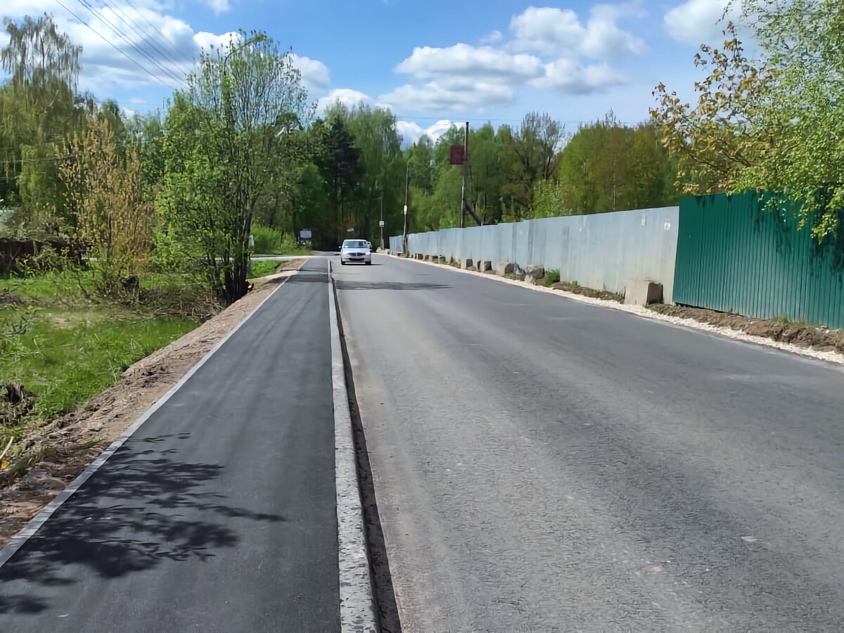 Прошла дорожка. Тротуар в поселке. Тротуар пешеходный в деревне. Обустроят тротуары. Дорога с тротуаром