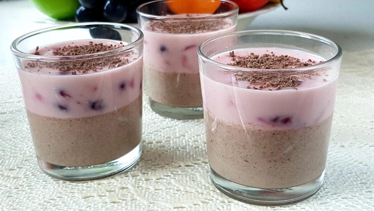 Десерт из ряженки и желатина с фруктами