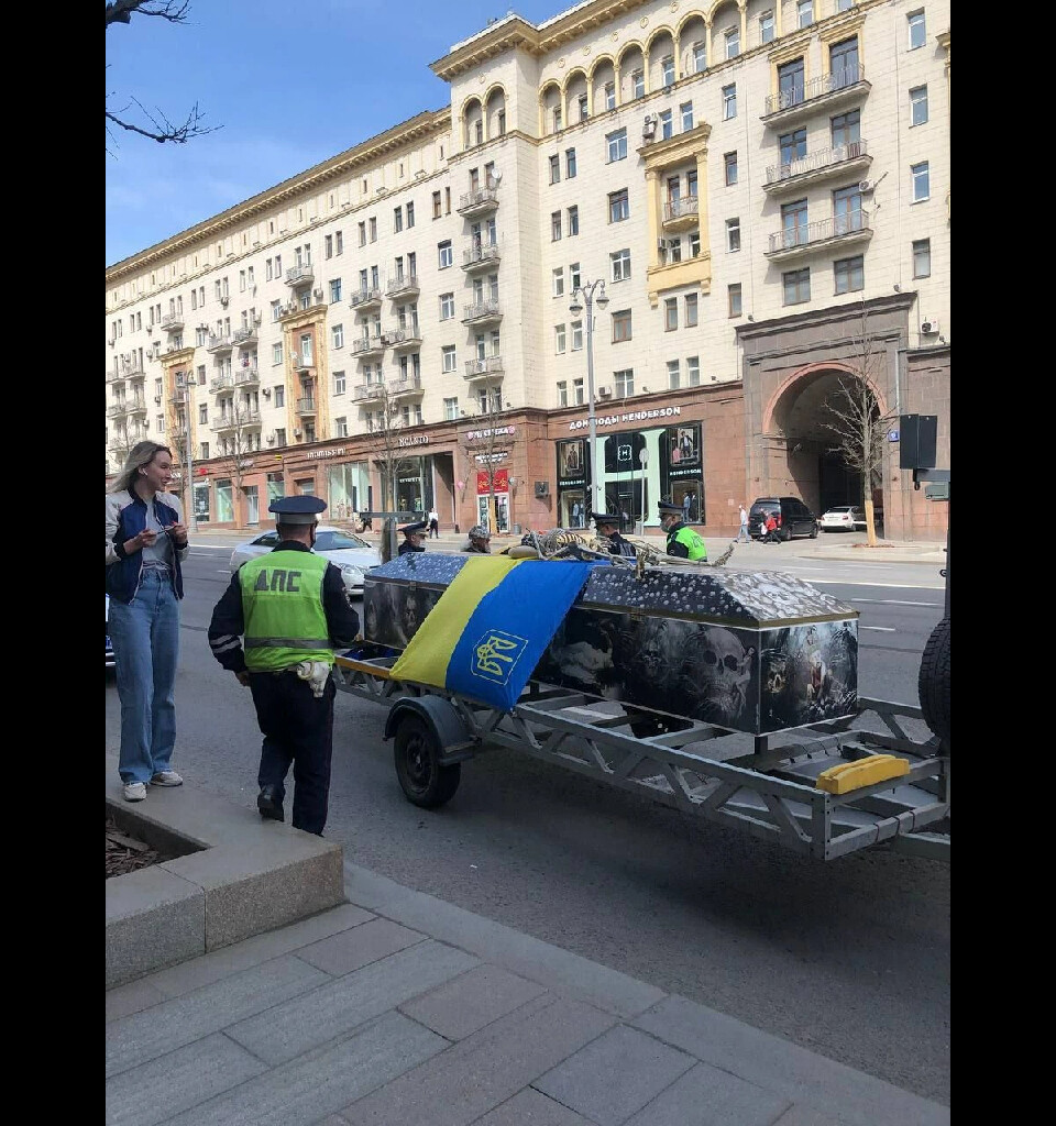 Гроб на крыше автомобиля