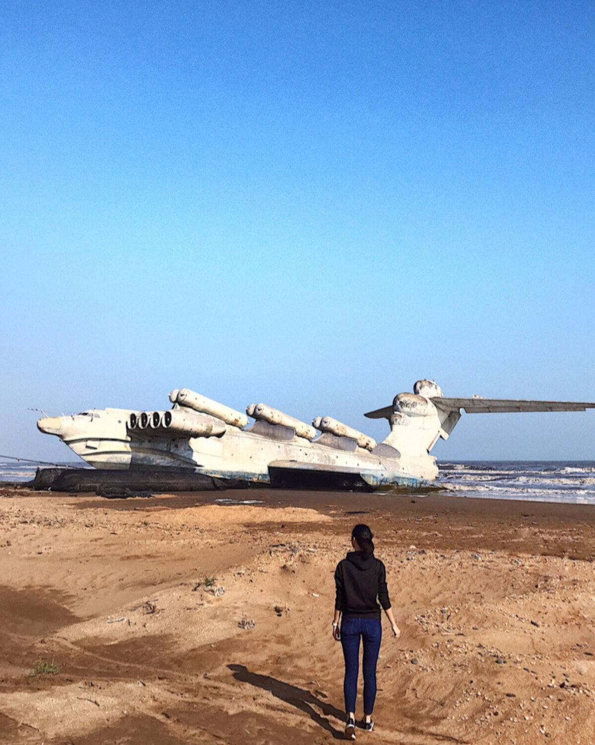 Самолет в дагестане. Экраноплан в Дагестане. Самолёт на берегу Каспийского моря. Дагестан самолет на берегу моря. Корабль самолет в Дагестане.