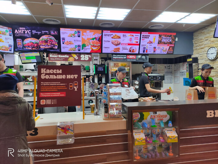 Kfc казанский. Бургер Кинг. Казанский вокзал бургер Кинг. Бургер Кинг в США. Магдольнас и бургер Кинг.
