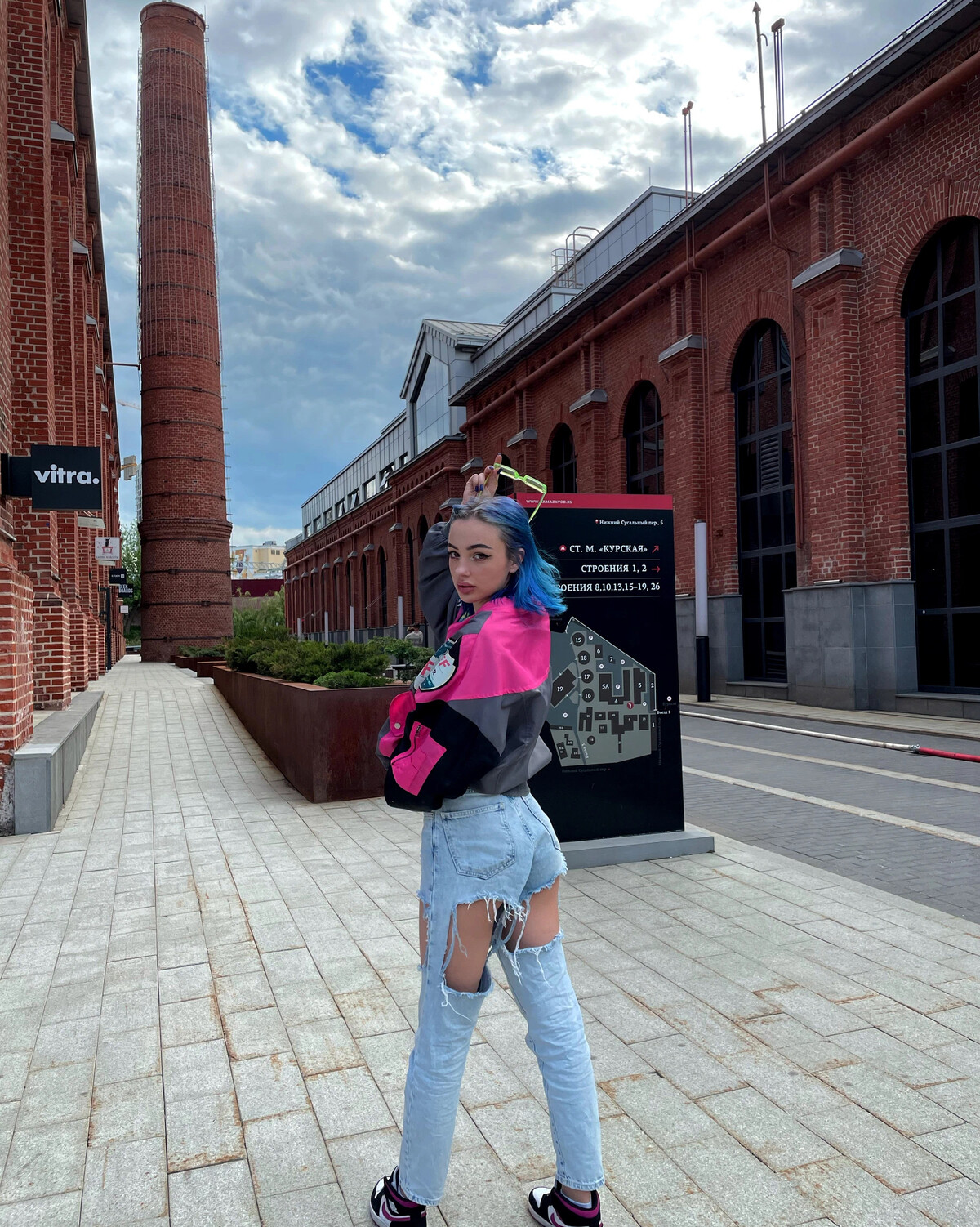 Лифчик из изоленты синей. Пупигерл сливы. Пупигерл. Лифчик из дисков. Пупигерл.