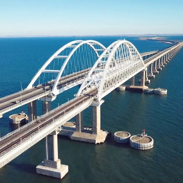 Message bridge. Крымский мост через Керченский пролив. Крымский мост Керченский пролив. Мост в Крыму через Керченский пролив. Крымский мост Керчь.