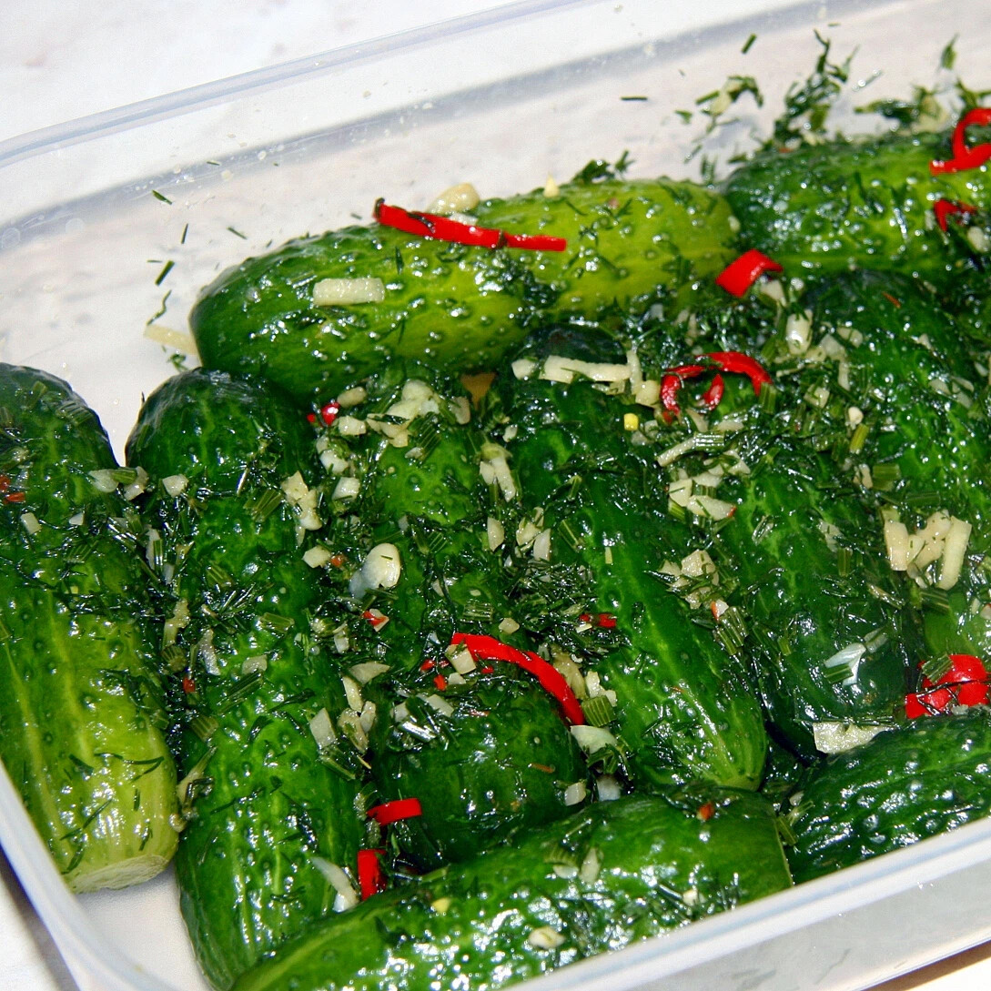 Малосольные огурцы в пакете с чесноком и укропом. Малосольные огурцы. Малосольные огурчики на минералке. Быстрый рецепт как солить огурцы. Малосольные огурчики малосольные огурчики.