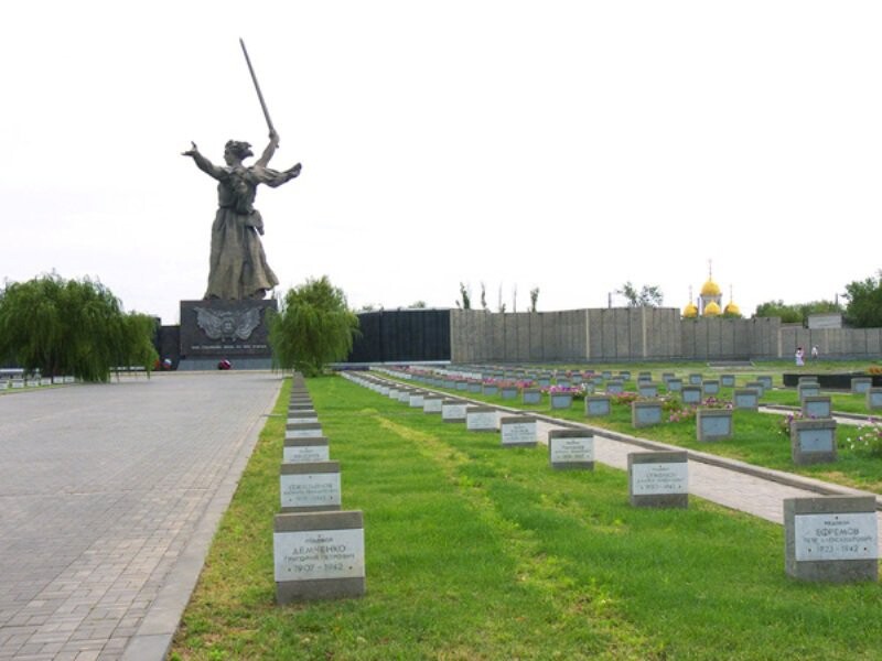 Мамаев курган похоронены. Воинское мемориальное кладбище Волгоград. Мемориальное кладбище на Мамаевом Кургане. Мамаев Курган захоронение воинское мемориальное кладбище. Воинское мемориальное кладбище на Мамаевом Кургане в Волгограде.