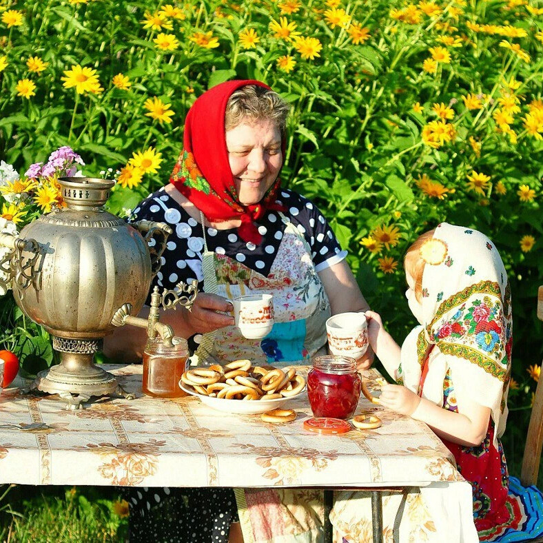 Картина бабушка и внучка пьют чай